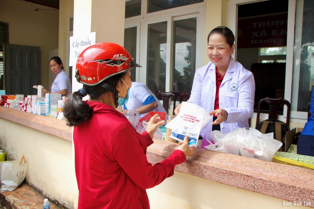 Người dân được cấp phát thuốc miễn phí tại chương trình.