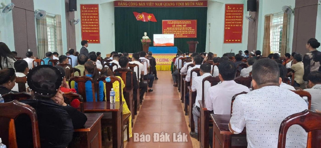 Quang cảnh buổi lễ tại xã Ea Rốk