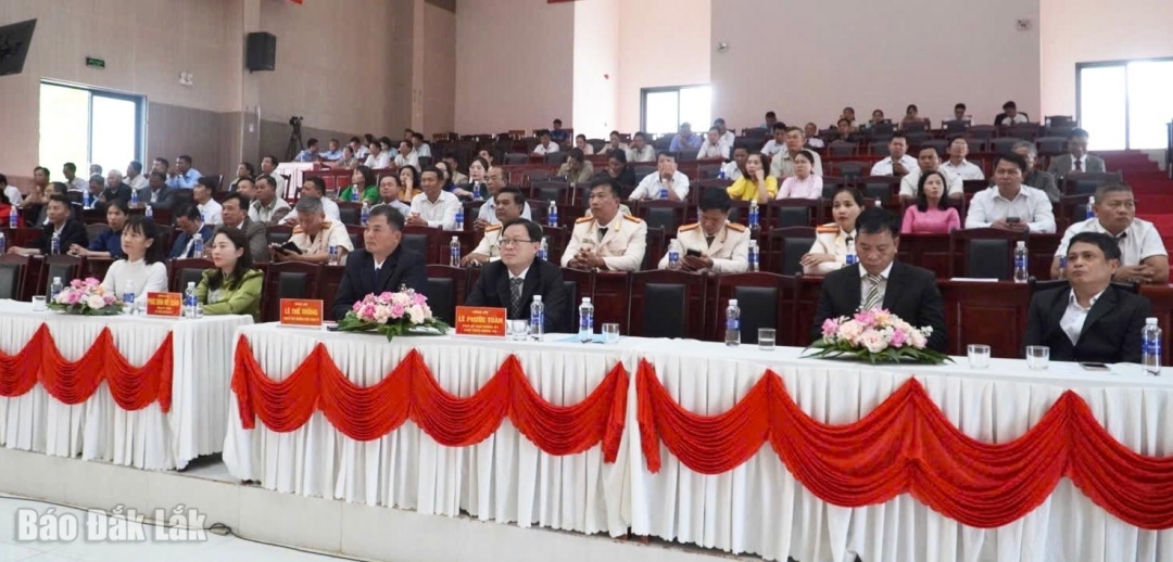 Các đải biểu, người dân theo dõi