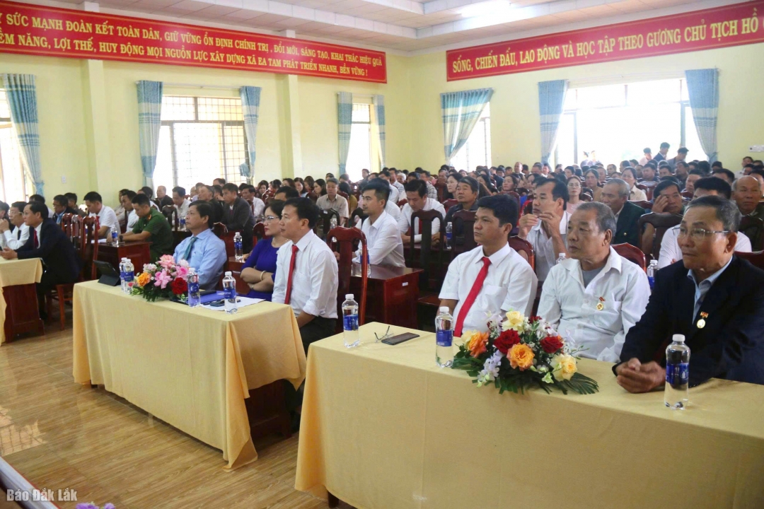 Các đại biểu tham dự Hội nghị trực tuyến công bố các nghị quyết, quyết định của Trung ương, địa phương về sáp nhập đơn vị hành chính, thành lập tổ chức đảng, chỉ định cấp ủy, HĐND, UBND, Ủy ban MTTQ Việt Nam tỉnh và xã phường thuộc tỉnh Đắk Lắk; đồng thời, tổ chức trao các quyết định về công tác cán bộ trên địa bàn xã Tam Giang.