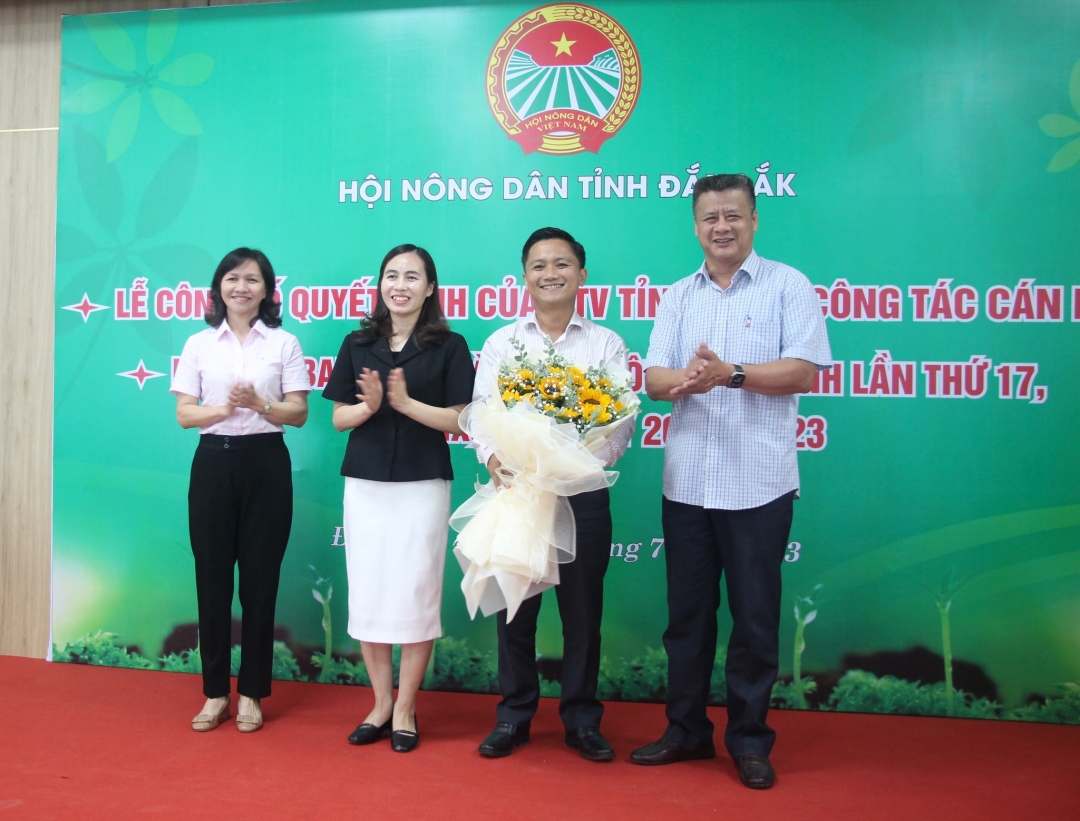 Đại diện Ban Tổ chức Tỉnh uỷ và Hội Nông dân tỉnh tặng hoa chúc mừng đồng chí Võ Văn Dũng.