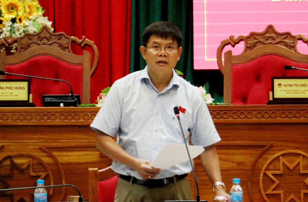 Đại biểu Lê Văn Cường, Trưởng Ban Dân tộc HĐND tỉnh đóng góp ý kiến thảo luận. Ảnh: Vạn Tiếp