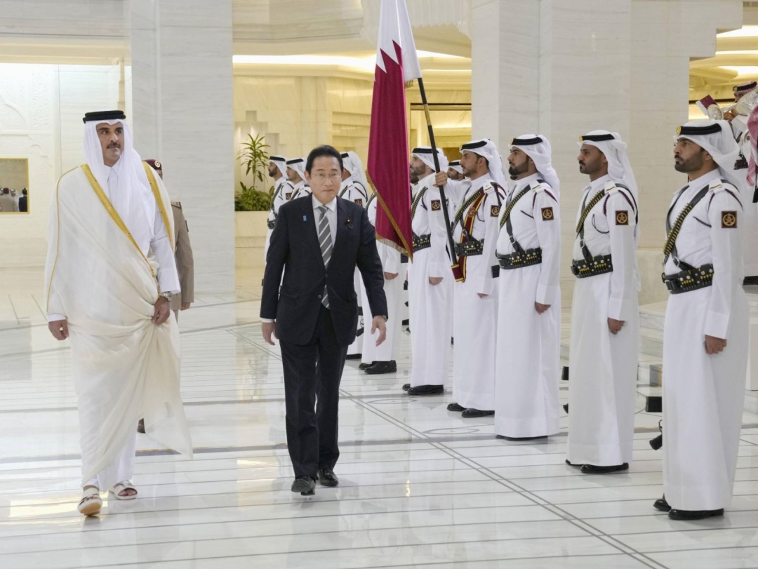 Tiểu vương Qatar, Sheikh Tamim bin Hamad al-Thani (trái) và Thủ tướng Nhật Bản Fumio Kishida trong buổi lễ đón tiếp ở Doha hôm 18/7. Ảnh: Kyodo