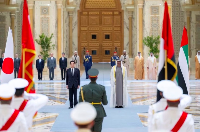 Tổng thống UAE Sheikh Mohamed bin Zayed Al Nahyan Fumio Kishida và Thủ tướng Nhật Bản trong lễ tiếp đón chính thức tại Qasr Al Watan, Abu Dhabi, UAE ngày 17/7. Ảnh: Reuters