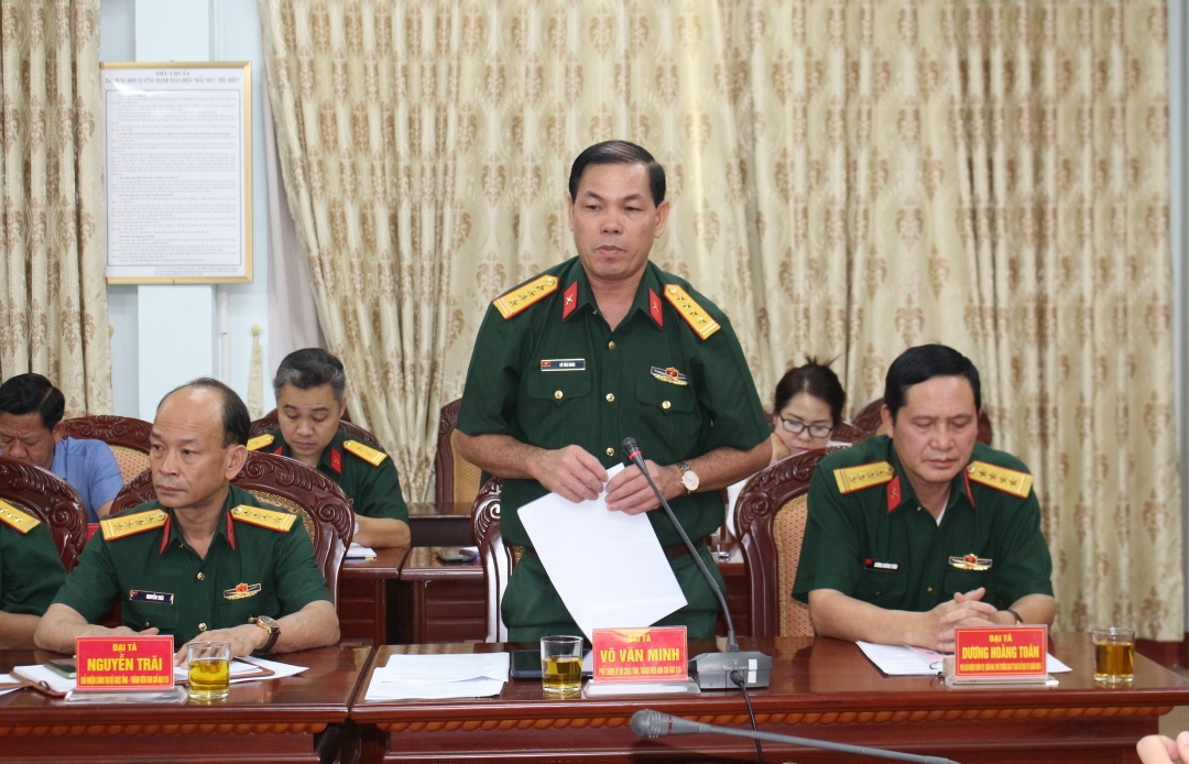 Đại tá Võ Văn Minh, Phó Chính ủy Bộ Chỉ huy Quân sự tỉnh phát biểu tại hội nghị.