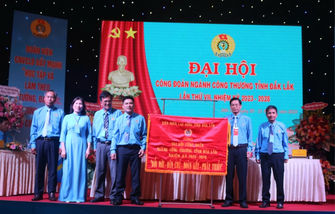 Chủ tịch Liên đoàn Lao động tỉnh Nguyễn Công Bảo trao Bức trướng tặng Đại hội ngàng Công thương lần thứ VII, nhiệm kỳ 2023-2028.