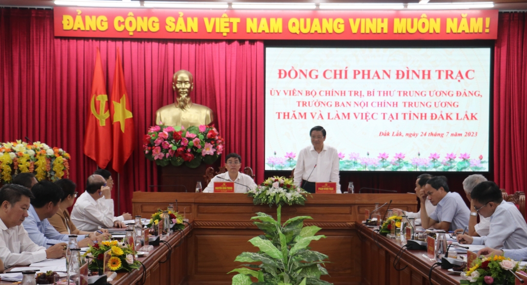 Các đại biểu tham dự buổi làm việc.