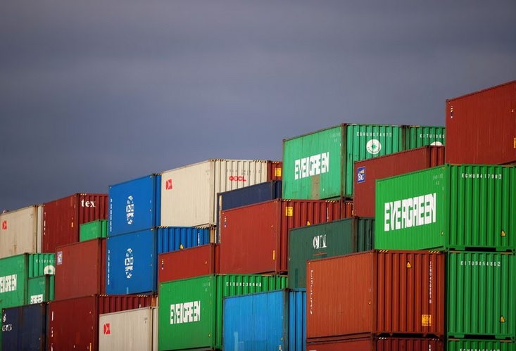 Các container tại cảng Felixstowe ở Anh tháng 10/2021. Ảnh minh họa: Reuters