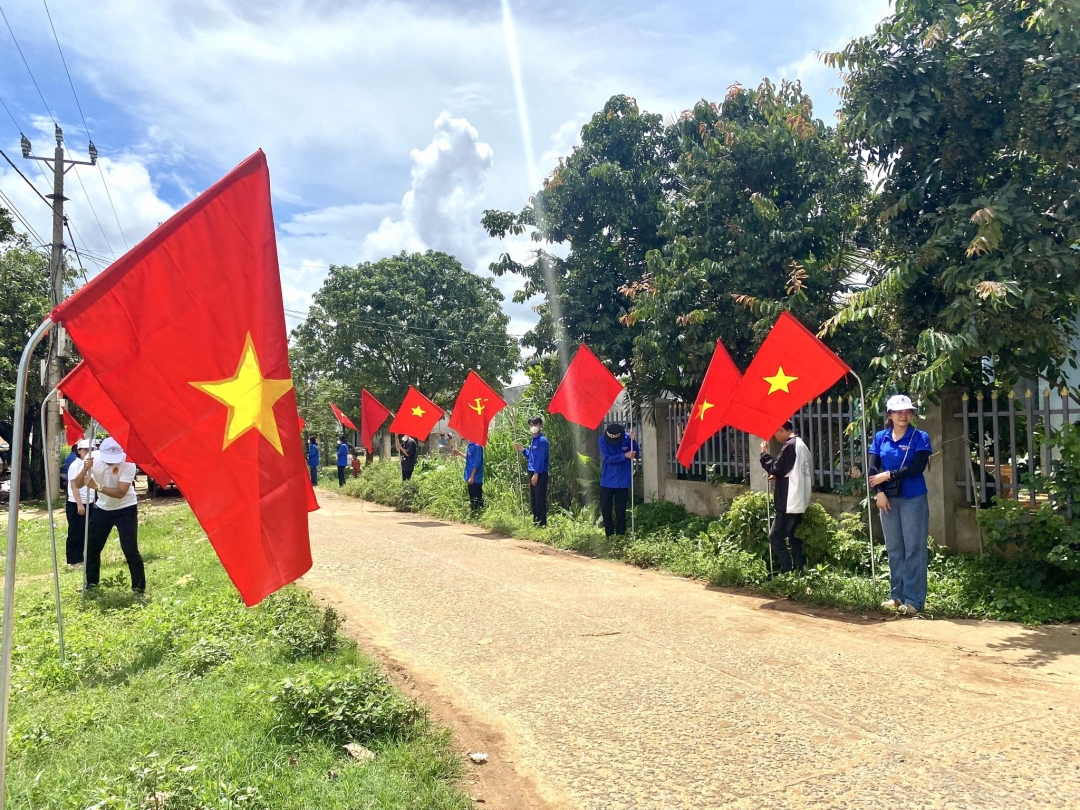 Đoàn cơ sở Cục thuế tỉnh thực hiện Công trình Đường cờ thanh niên tại xã Ea Rbin, huyện Lắk.