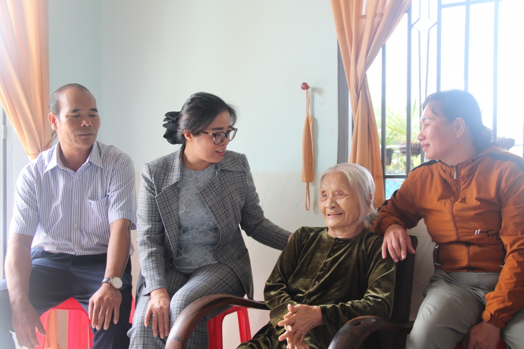Đồng chí Huỳnh Thị Chiến Hòa, Chủ tịch HĐND tỉnh thăm hỏi Mẹ Việt Nam Anh hùng Lê Thị Ba. 