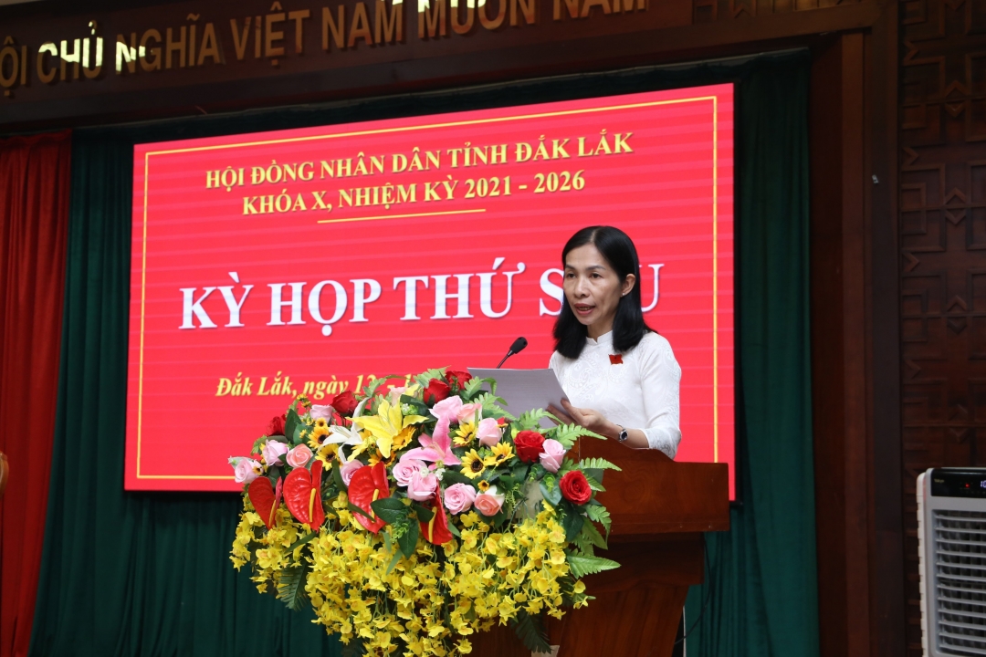 Trưởng Ban Pháp chế HĐND tỉnh, Phó Trưởng Đoàn giám sát HĐND tỉnh Phạm Thị Phương Hoa thuyết trình báo cáo kết quả giám sát. Ảnh: Vạn Tiếp