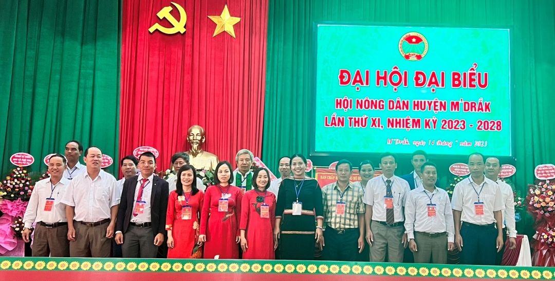 Ban Chấp hành Hội Nông dân huyện MDrắk khóa XI ra mắt đại hội.