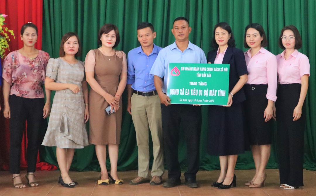 Chi nhánh NHCSXH tỉnh trao tặng một bộ máy vi tính cho UBND xã Ea Tiêu.