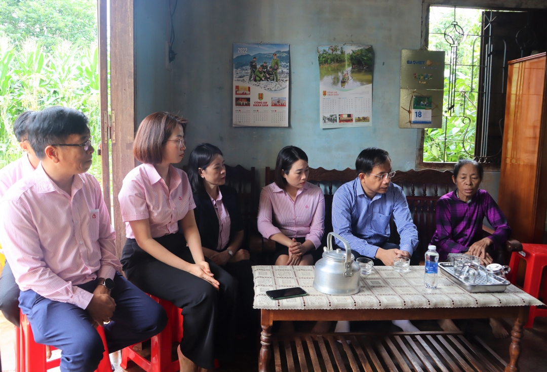 Cán bộ Chi nhánh NHCSXH tỉnh thăm động viên gia đình Liệt sỹ Trần Quốc Thắng, cán bộ công an hi sinh trong vụ việc ngày 11/6.