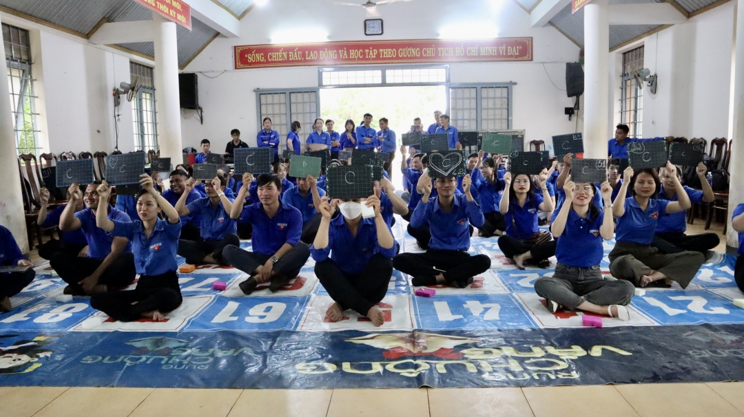 Đoàn viên thanh niên hào hứng tham gia Hội thi Rung chuông vàng. 