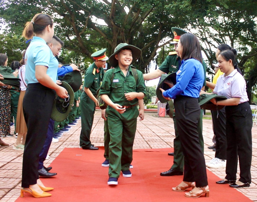 Các chiến sĩ nhí lên đường nhập ngũ.