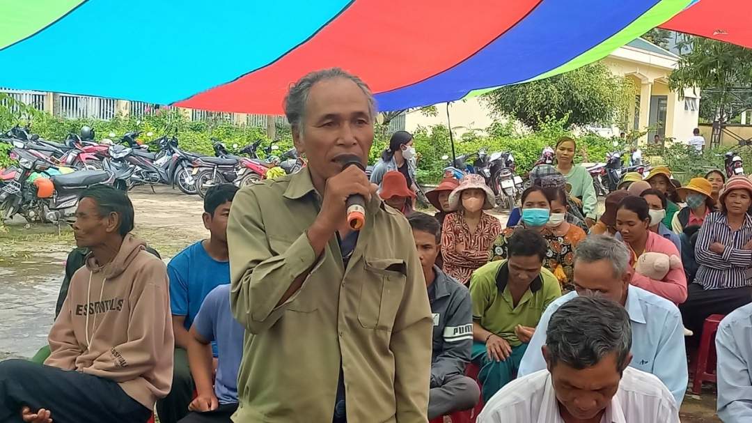 Người dân buôn Cuôr Tak, xã Yang Tao nêu một số kiến nghị với Tổ công tác tại buổi phát động quần chúng.