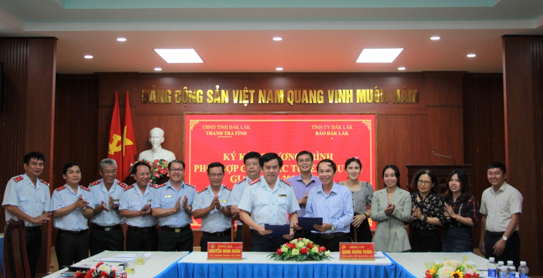 Tổng Biên tập Báo Đắk Lắk Đinh Xuân Toản và Chánh thanh tra tỉnh Nguyễn Minh Huấn ký kết chương trình phối hợp tuyên truyền.