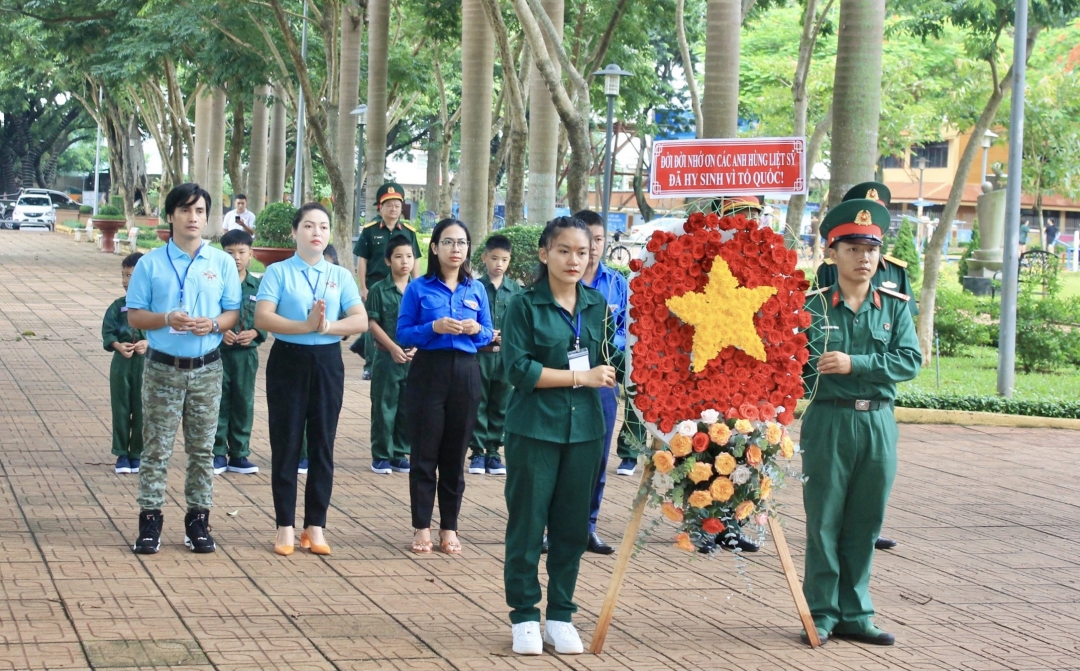 Đại biểu và các chiến sĩ của lớp thiếu nhi dâng hương, đặt vòng hoa tại Bia tưởng niệm các chiến sĩ Nam tiến.