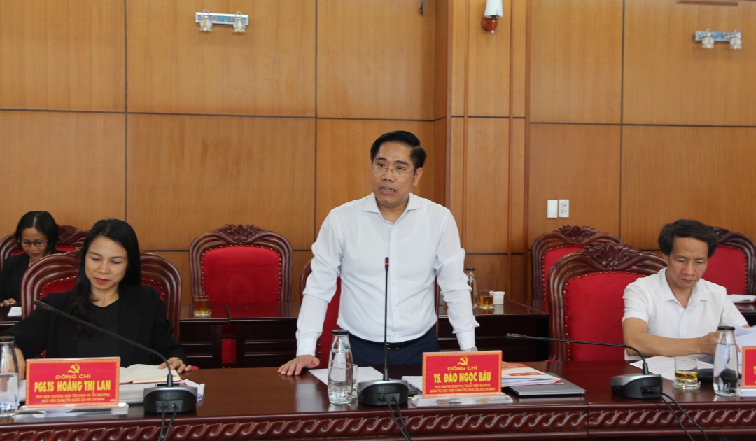 Tiến sĩ Đào Ngọc Báu, Phó Viện trưởng phụ trách Viện Quan hệ quốc tế (Học viện chính trị Quốc gia Hồ Chí Minh) phát biểu tại buổi làm việc.