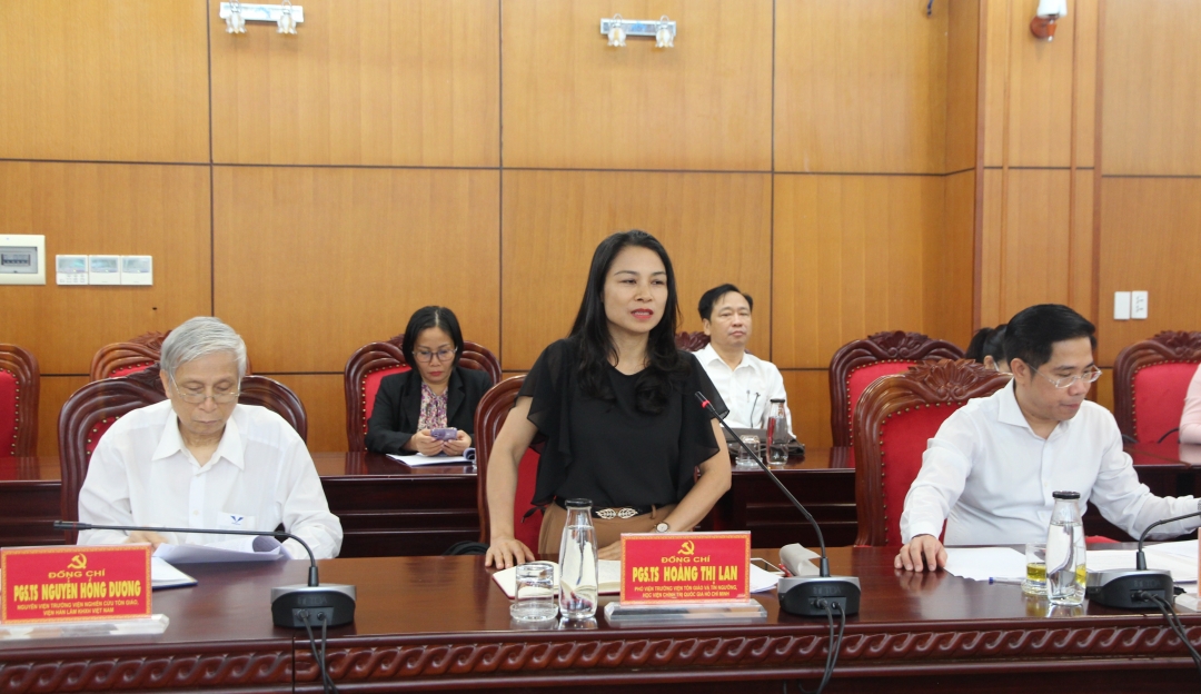 PGS.TS Hoàng Thị Lan, Phó Viện trưởng Viện Tôn giáo và tín ngưỡng (Học viện chính trị quốc gia Hồ Chí Minh) trao đổi tại buổi làm việc.