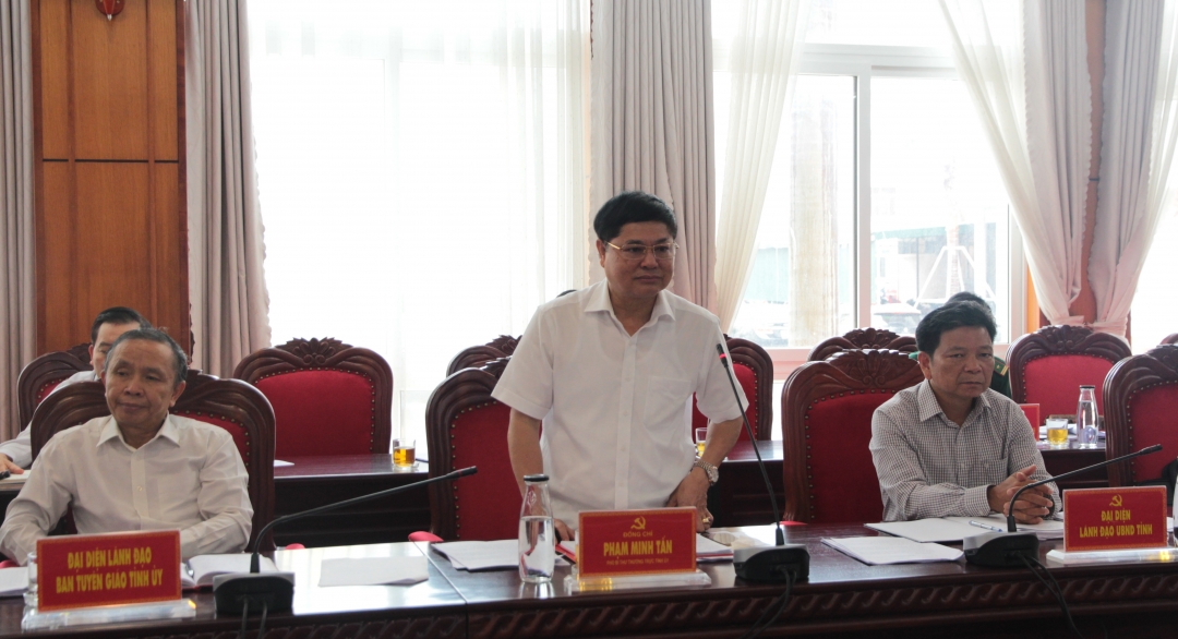 Phó Bí thư Thường trực Tỉnh ủy Phạm Minh Tấn phát biểu tại buổi làm việc.