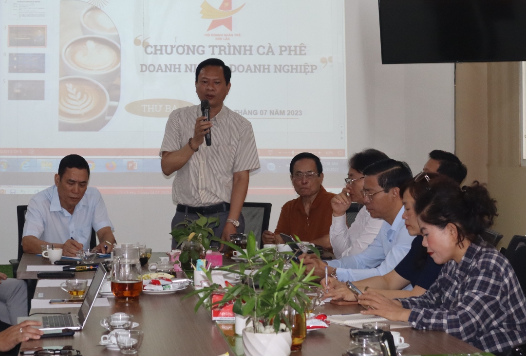 Chủ tịch Hội Doanh nhân trẻ tỉnh Phạm Đông Thanh nêu ý kiến tại chương trình.