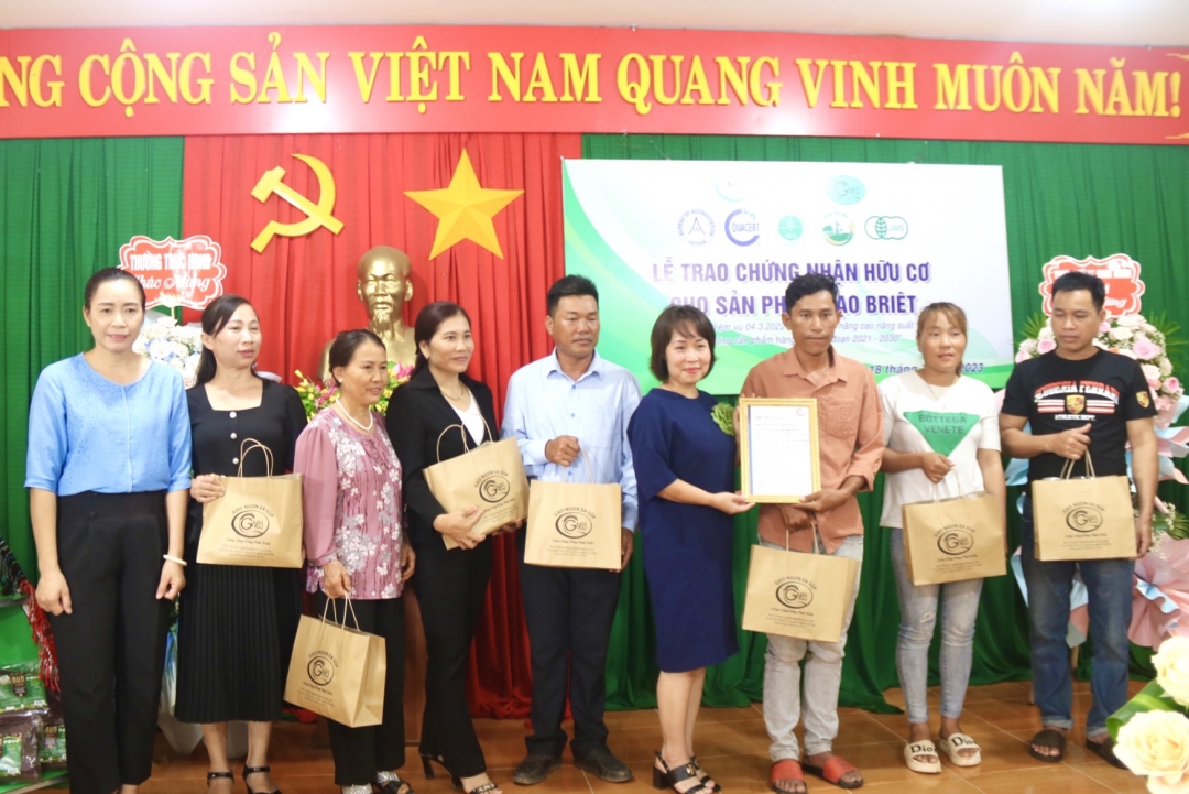 Các hộ nông dân nhận quà và Chứng nhận đang chuyển đổi sang sản xuất lúa hữu cơ từ chương trình.