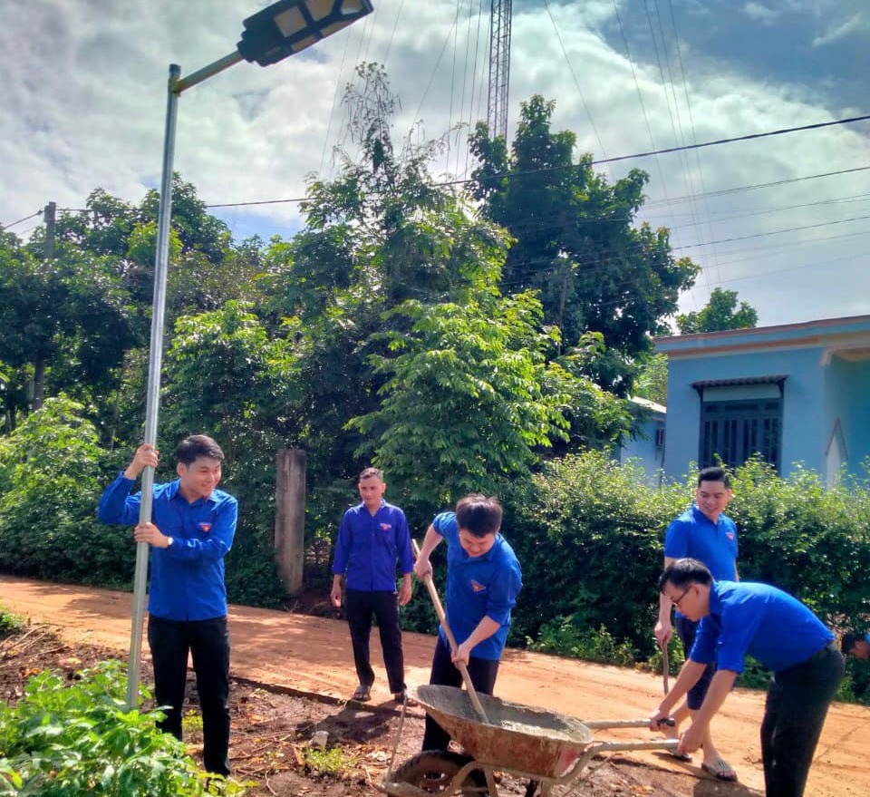 Chi đoàn VKSND tỉnh Đắk Lắk đã thực hiện Chiến dịch thanh niên tình nguyện hè 2023 tại Buôn kết nghĩa - Buôn Húk A, xã Cư Mgar, huyện Cư Mgar.