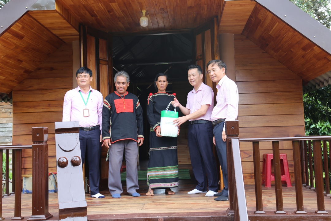 Phó Giám đốc Ngân hàng Chính sách xã hội Hoàng Minh Tế và chi nhánh Đắk Lắk tặng quà cho hộ vay vốn