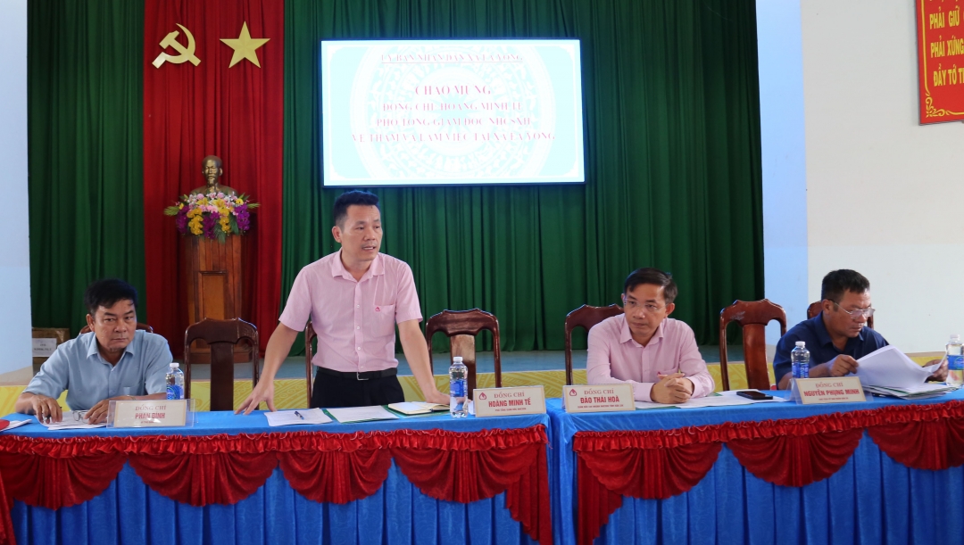 Phó Giám đốc Ngân hàng Chính sách xã hội Hoàng Minh Tế phát biểu tại buổi làm việc với xã Ea Yông, huyện Krông Pắc