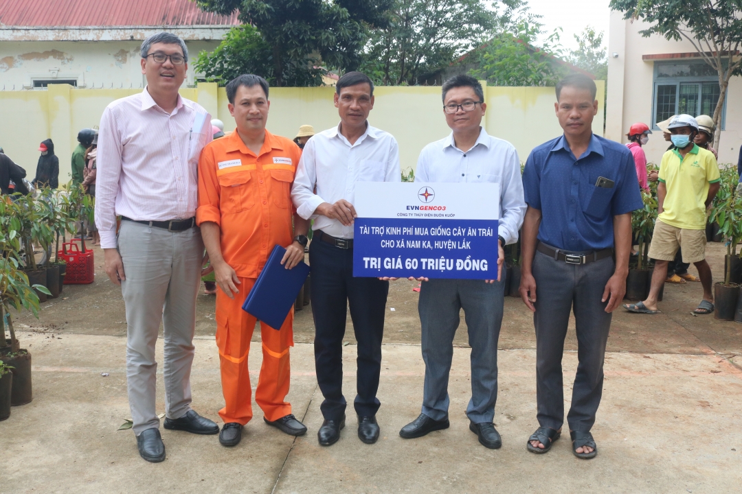 Đại diện lãnh đạo Thủy điện Buôn Kuốp trao bảng tượng trưng kinh phí hỗ trợ mua giống cây ăn trái cho UBND xã Nam Ka.