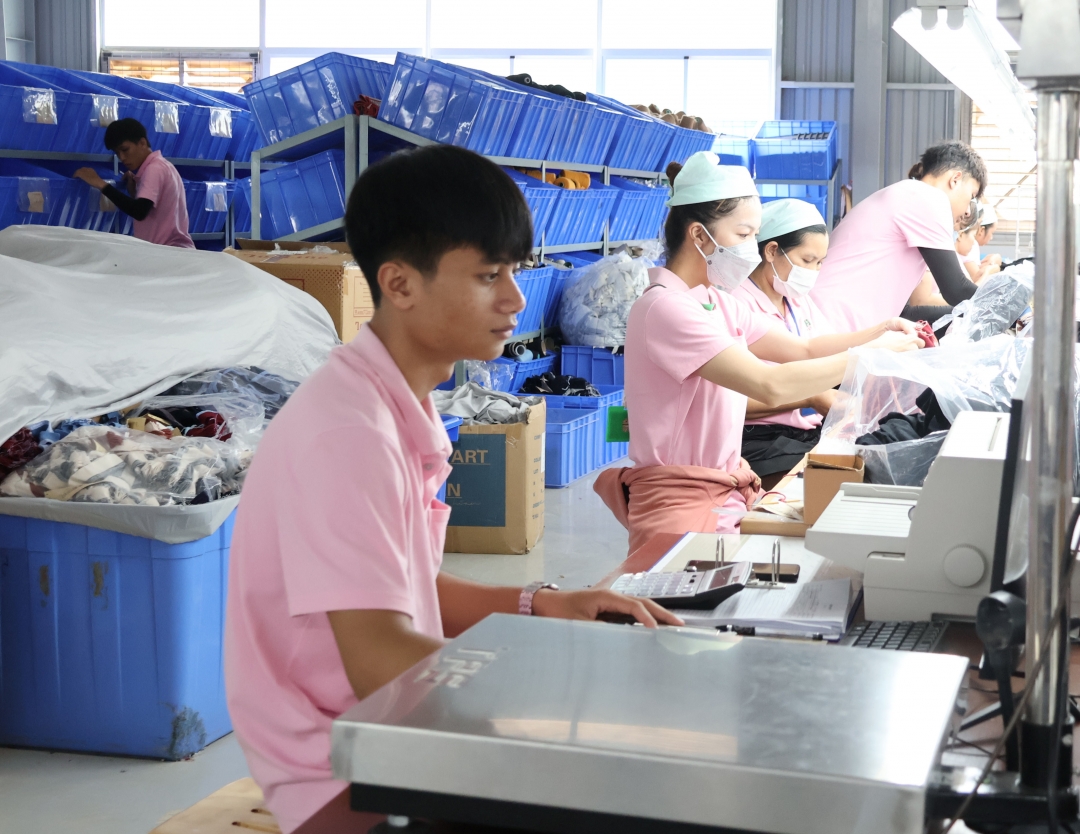 Một doanh nghiệp hoạt động trong Khu công nghiệp Hòa Phú