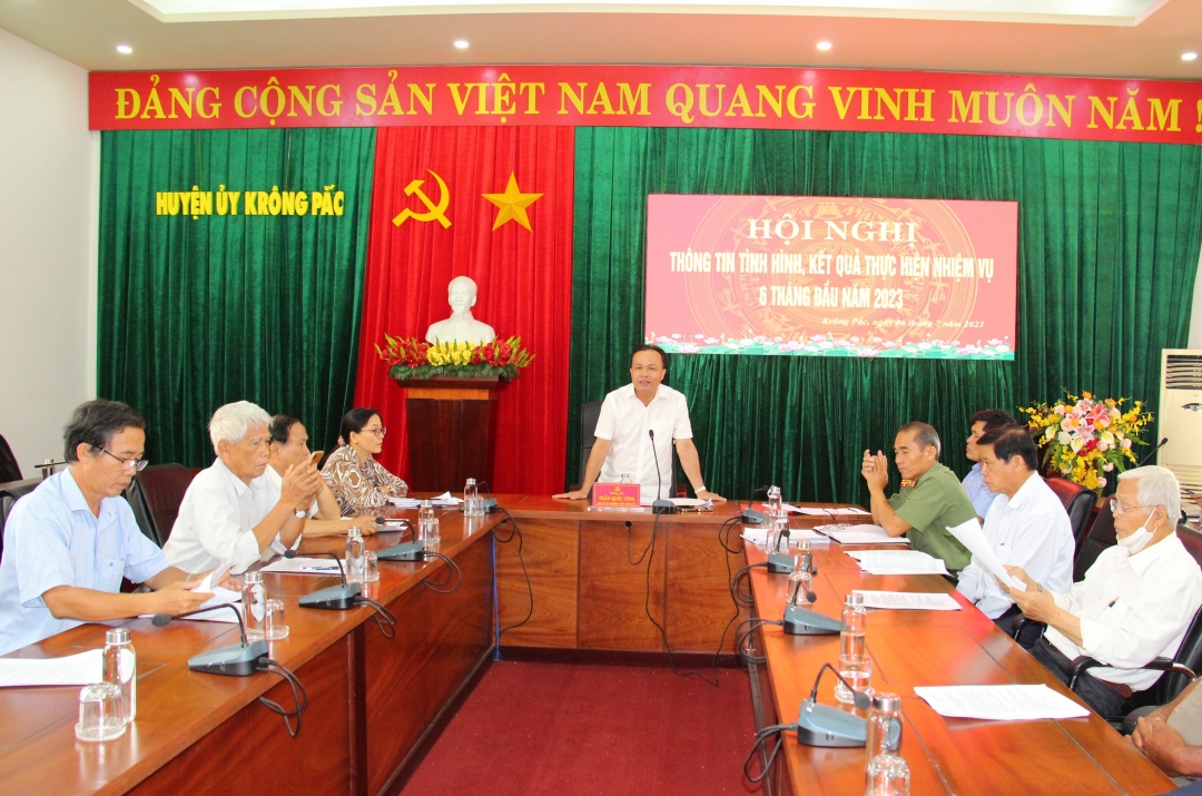 Phó Bí thư Thường trực Huyện ủy Krông Pắc Trần Quốc Vĩnh chủ trì hội nghị.