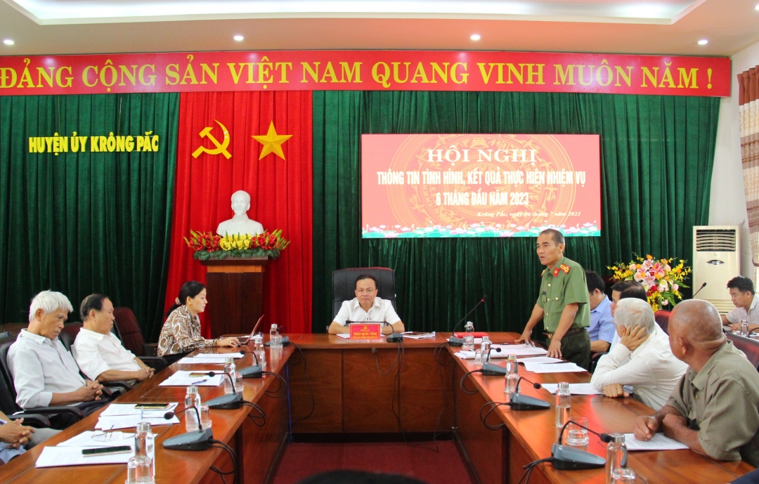 Thượng tá Nguyễn Hoanh, Phó Trưởng Công an huyện báo cáo nhanh tình hình an ninh, trật tự của địa phương.