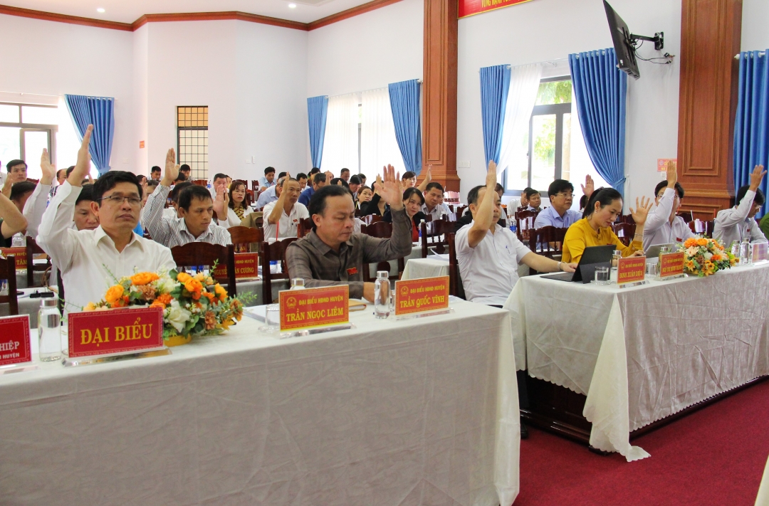 Đại biểu tham gia biểu quyết các nội dung tại Kỳ họp thứ sáu HĐND huyện Krông Pắc khóa XII, nhiệm kỳ 2021 - 2026.
