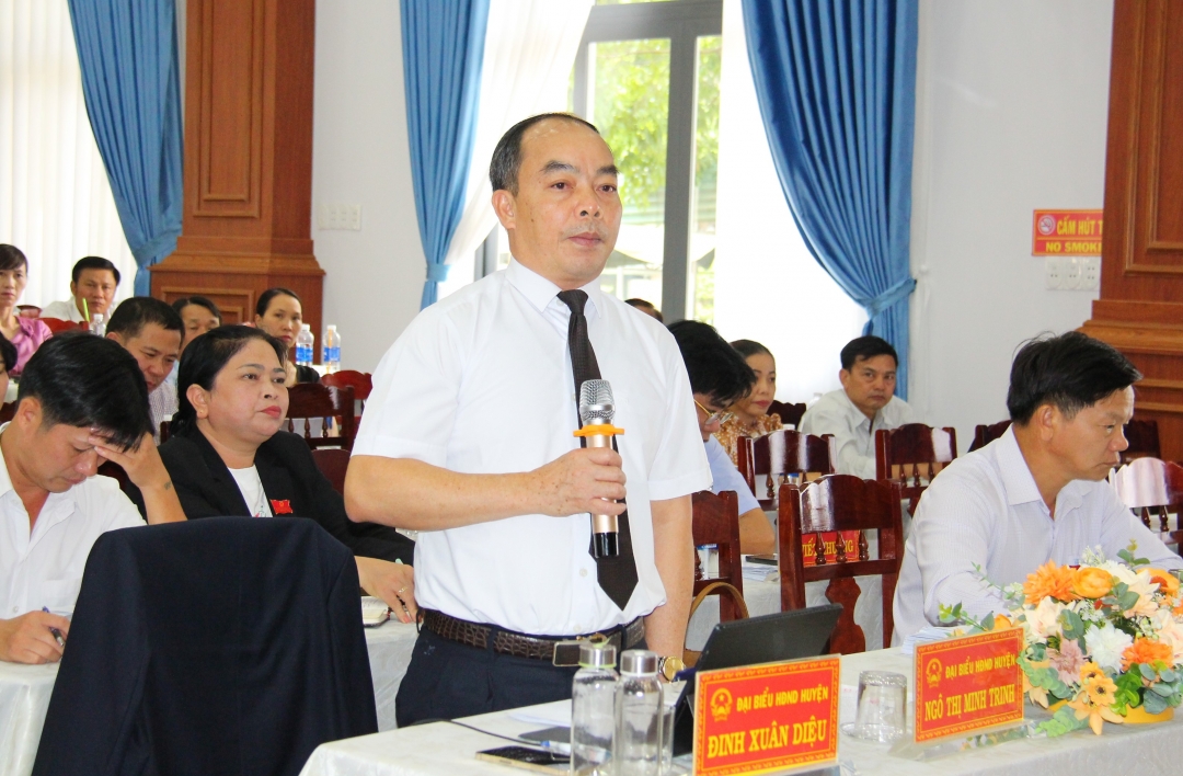 Phó Bí thư Huyện ủy, Chủ tịch UBND huyện Krông Pắc Đinh Xuân Diệu trả lời các nội dung đại biểu quan tâm tại kỳ họp.