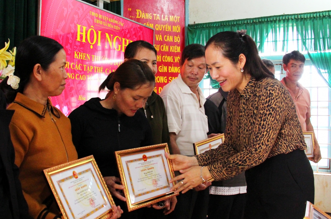 Phó Chủ tịch UBND huyện Krông Pắc Ngô Thị Minh Trinh trao giấy khen cho các hộ gương mẫu bàn giao mặt bằng Dự án Cao tốc Khánh Hòa - Buôn Ma Thuột.