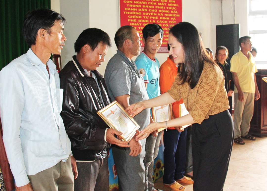 Phó Chủ tịch UBND huyện Krông Pắc Ngô Thị Minh Trinh trao giấy khen cho các hộ dân xã Ea Kênh gương mẫu bàn giao mặt bằng Dự án Cao tốc Khánh Hòa - Buôn Ma Thuột.