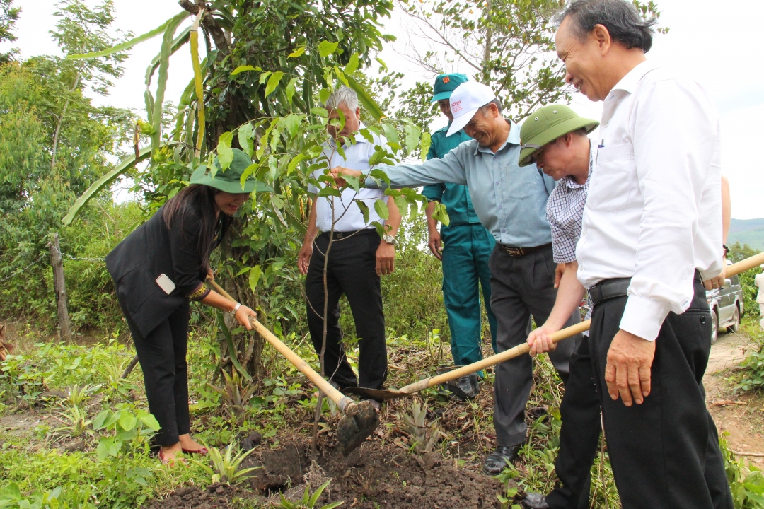 Các đại biểu cùng trồng cây lưu niệm tại 