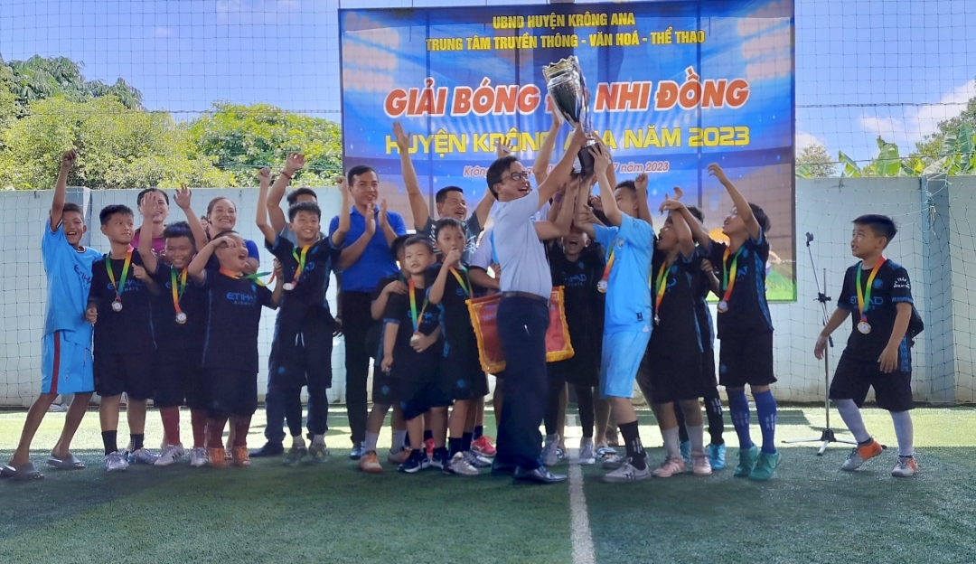 Ban tổ chức trao giải Nhất cho đội bóng nhi đồng Thị trấn Buôn Trấp.