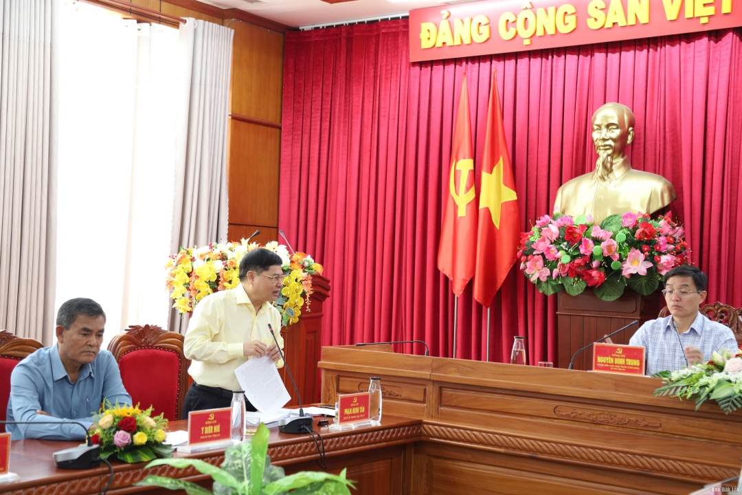 Phó Bí thư thường trực Tỉnh ủy Phạm Minh Tấn trao đổi tại hội nghị.