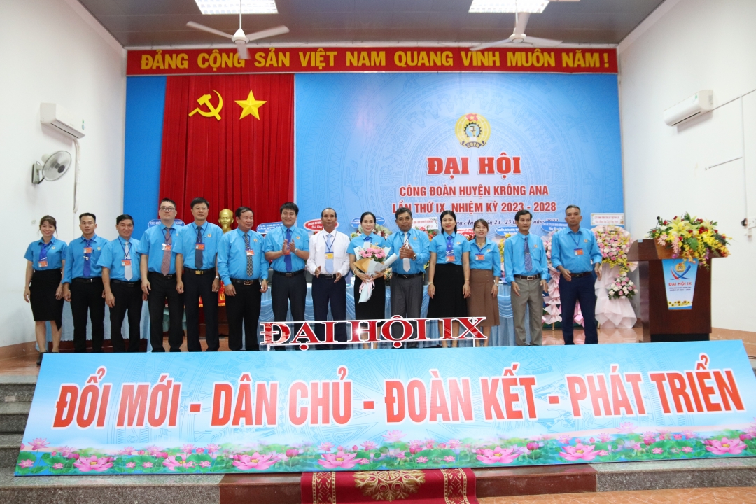 Ban Chấp hành khóa mới và đoàn đại biểu dự Đại hội Công đoàn tỉnh Đắk Lắk khóa XI ra mắt nhận nhiệm vụ