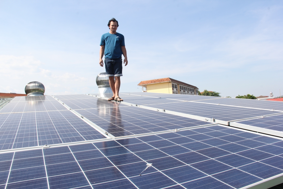 Để giảm tải cho hệ thống điện, tỉnh Đắk Lắk khuyến khích các hộ gia đình lắp đặt điện mặt trời mái nhà. Trong ảnh: Một công trình điện mặt trời mái nhà của người dân phường Ea Tam, TP. Buôn Ma Thuột