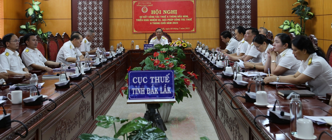 Cục Trưởng Cục Thuế Đắk Lắk Bùi Văn Chuẩn chủ trì hội nghị tại điểm cầu Đắk Lắk