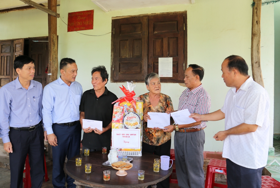 Đoàn công tác của tỉnh, huyện Ea Súp, xã Ia Rvê tặng quà cho thương binh Nguyễn Văn Khiêm
