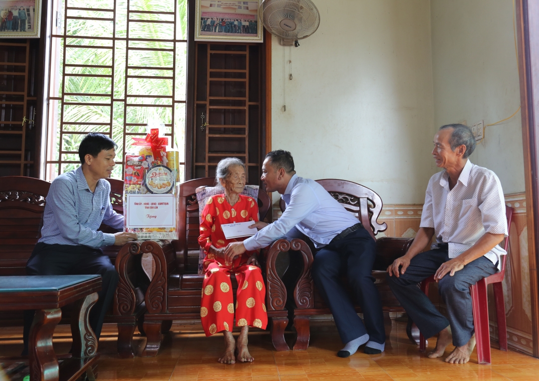 Chủ tịch Ủy ban MTTQ Việt Nam tỉnh Y Giang Gry Niê Knơng tặng quà, thăm hỏi Mẹ Việt Nam Anh Hùng Dương Thị Liễu
