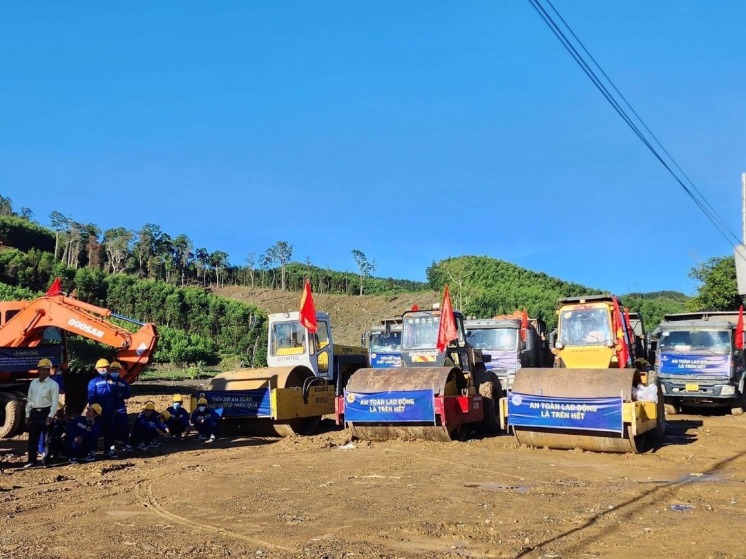 Máy móc chuẩn bị thi công Dự án đường bộ cao tốc Khánh Hòa - Buôn Ma Thuột.
