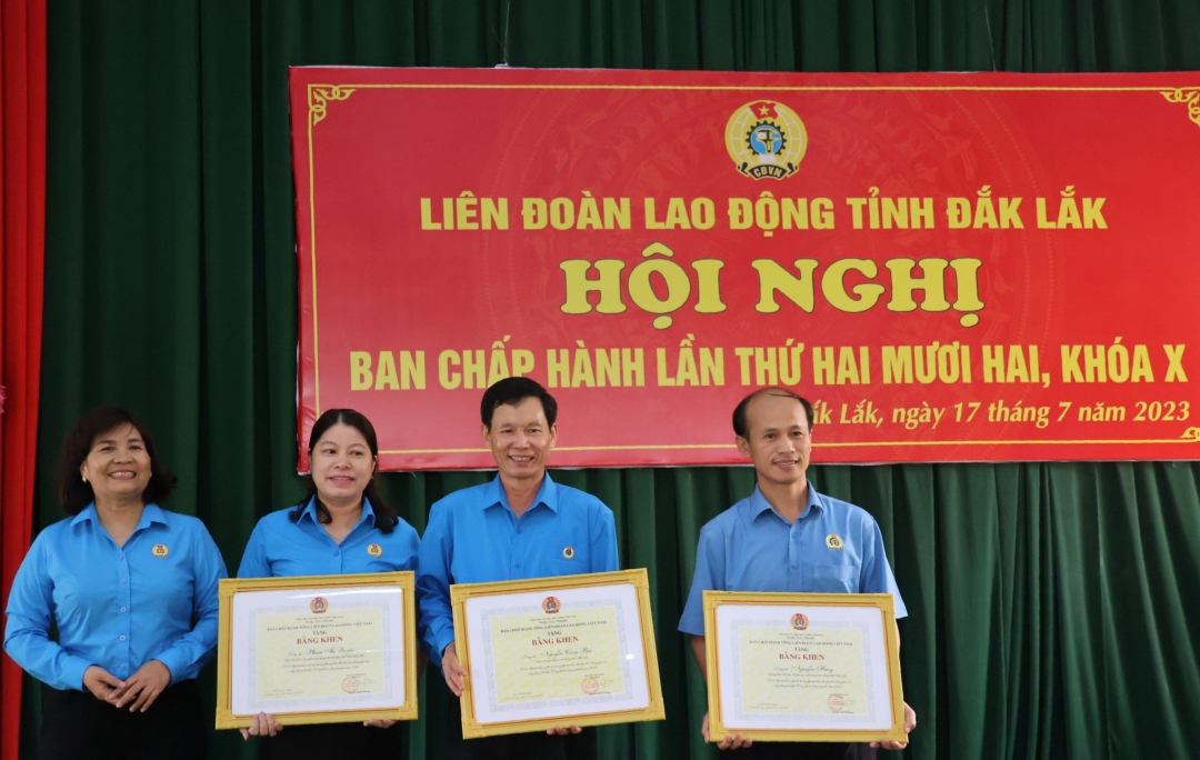LĐLĐ tỉnh đã trao Bằng khen Ban Chấp hành Tổng LĐLĐ Việt Nam tặng 3 cá nhân vì đã có thành tích xuất sắc trong phong trào thi đua lao động giỏi và xây dựng tổ chức Công đoàn vững mạnh năm 2022