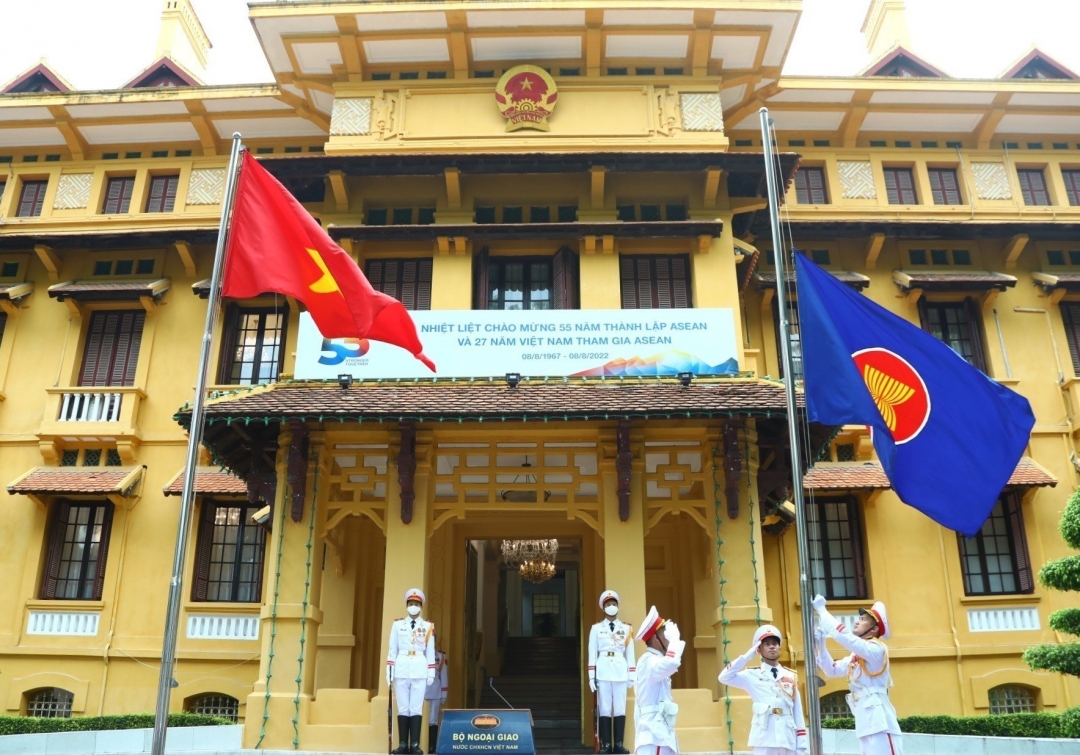 Nghi thức thượng cờ ASEAN dịp kỷ niệm 55 năm Ngày thành lập ASEAN ngày 8/8/2022. Ảnh: TTXVN
